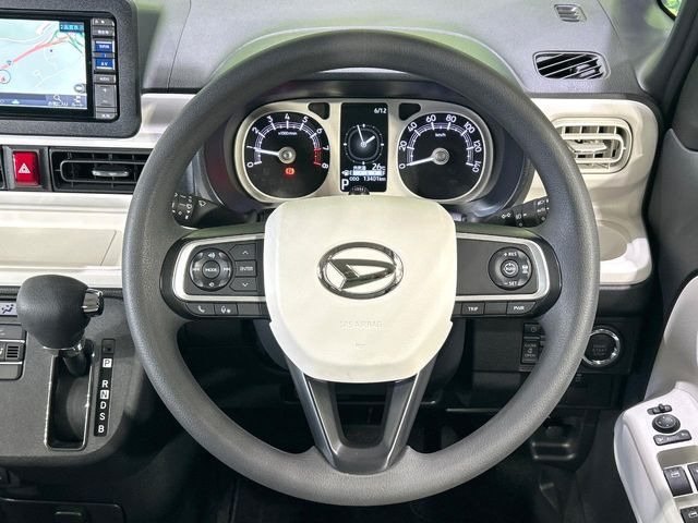 �C���e���A�ɍ��킹���f�U�C���̃X�e�A�����O�́A�^�]�������̂��Ƃ��l���A�^�]���₷���`��A�傫���ł��B�����x�A���ۂɐG���Ă��m���߂��������B