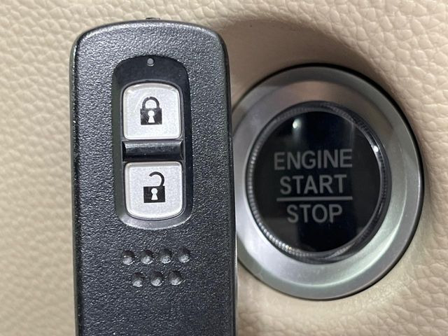 �yHonda�X�}�[�g�L�[�z�J�o����|�P�b�g�ɓ��ꂽ�܂܂ł��h�A�̎{���E�������\�ȃX�}�[�g�L�[�𑕔��B�G���W���̃I���E�I�t�����J�M�����o���K�v����������Ƃ��Ă��֗��ł���