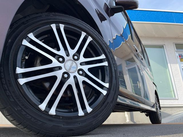 �y����15�C���`�A���~�z�C�[���z�O�ςɃ}�b�`���������A���~�z�C�[���𑕒����Ă���܂��B�e��ЊO�A���~�z�C�[����A�X�^�b�h���X�^�C�����戵�����Ă���܂��B���񂲑��k����������