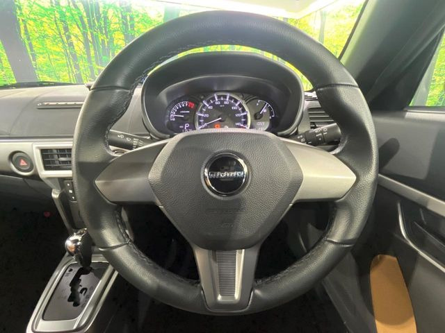 �C���e���A�ɍ��킹���f�U�C���̃X�e�A�����O�́A�^�]�������̂��Ƃ��l���A�^�]���₷���`��A�傫���ł��B�����x�A���ۂɐG���Ă��m���߂��������B