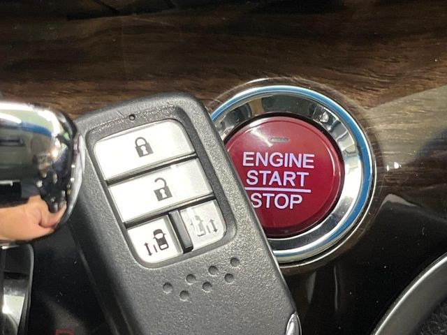 �yHonda�X�}�[�g�L�[�z�J�o����|�P�b�g�ɓ��ꂽ�܂܂ł��h�A�̎{���E�������\�ȃX�}�[�g�L�[�𑕔��B�G���W���̃I���E�I�t�����J�M�����o���K�v����������Ƃ��Ă��֗��ł���