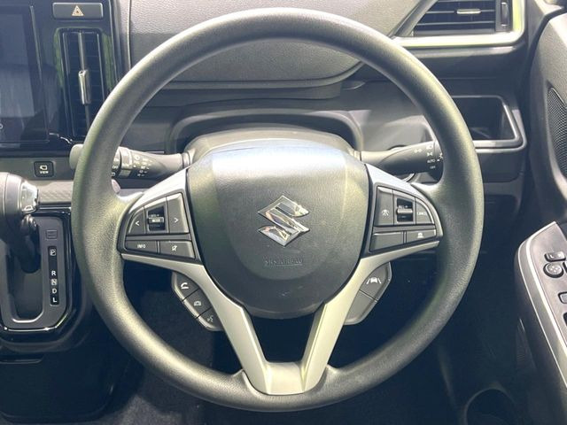 インテリアに合わせたデザインのステアリングは、運転される方のことも考え、運転しやすい形状、大きさです。是非一度、実際に触ってお確かめください。