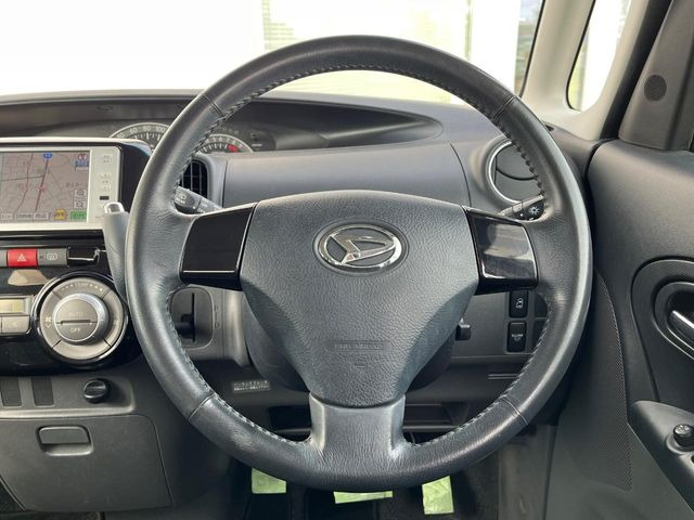 �C���e���A�ɍ��킹���f�U�C���̃X�e�A�����O�́A�^�]�������̂��Ƃ��l���A�^�]���₷���`��A�傫���ł��B�����x�A���ۂɐG���Ă��m���߂��������B