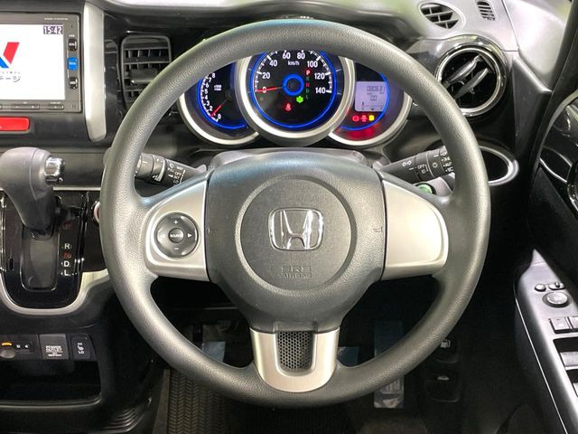 �C���e���A�ɍ��킹���f�U�C���̃X�e�A�����O�́A�^�]�������̂��Ƃ��l���A�^�]���₷���`��A�傫���ł��B�����x�A���ۂɐG���Ă��m���߂��������B