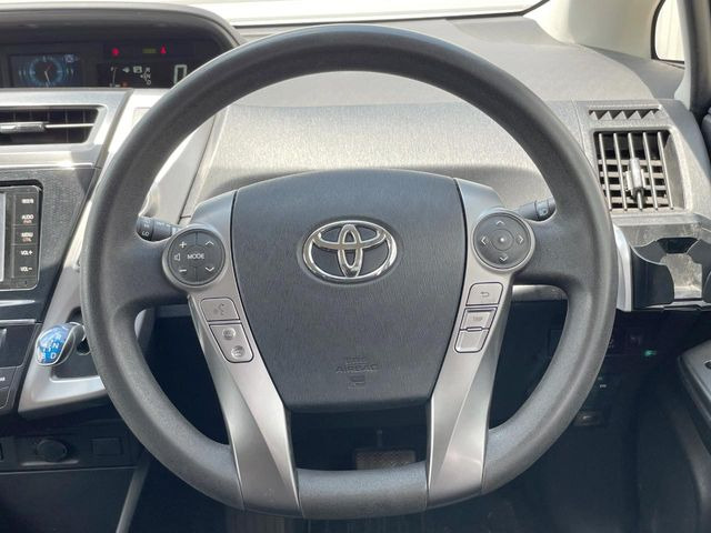 �C���e���A�ɍ��킹���f�U�C���̃X�e�A�����O�́A�^�]�������̂��Ƃ��l���A�^�]���₷���`��A�傫���ł��B�����x�A���ۂɐG���Ă��m���߂��������B