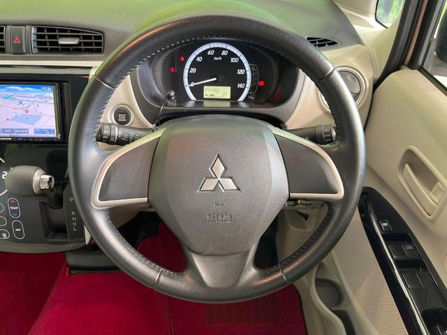 �C���e���A�ɍ��킹���f�U�C���̃X�e�A�����O�́A�^�]�������̂��Ƃ��l���A�^�]���₷���`��A�傫���ł��B�����x�A���ۂɐG���Ă��m���߂��������B