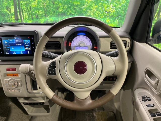 �C���e���A�ɍ��킹���f�U�C���̃X�e�A�����O�́A�^�]�������̂��Ƃ��l���A�^�]���₷���`��A�傫���ł��B�����x�A���ۂɐG���Ă��m���߂��������B