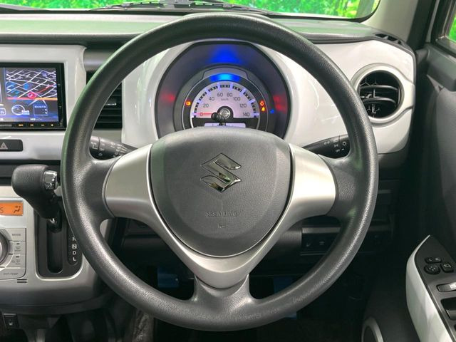 �C���e���A�ɍ��킹���f�U�C���̃X�e�A�����O�́A�^�]�������̂��Ƃ��l���A�^�]���₷���`��A�傫���ł��B�����x�A���ۂɐG���Ă��m���߂��������B