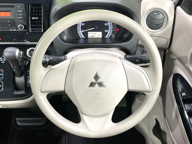 �C���e���A�ɍ��킹���f�U�C���̃X�e�A�����O�́A�^�]�������̂��Ƃ��l���A�^�]���₷���`��A�傫���ł��B�����x�A���ۂɐG���Ă��m���߂��������B