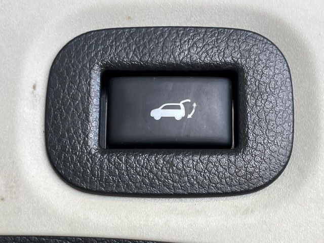 【パワーバックドア】スマートキーや運転席のボタンを押すだけでリアゲートが自動で開閉します!荷物を持っている時や、高い位置にあるバックドアを閉める際に便利な機能です♪