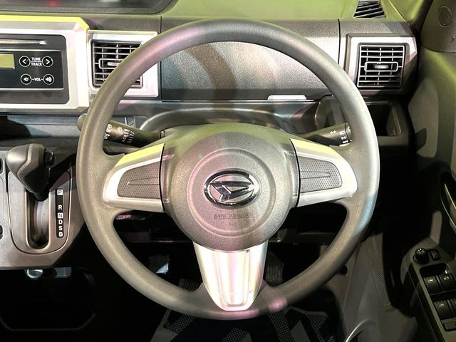 �C���e���A�ɍ��킹���f�U�C���̃X�e�A�����O�́A�^�]�������̂��Ƃ��l���A�^�]���₷���`��A�傫���ł��B�����x�A���ۂɐG���Ă��m���߂��������B