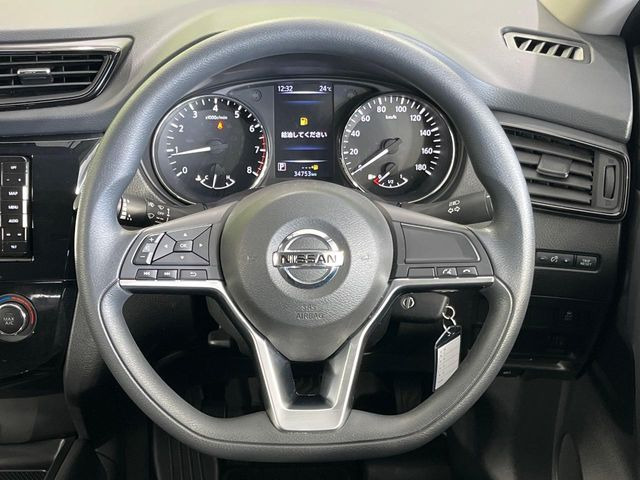 �C���e���A�ɍ��킹���f�U�C���̃X�e�A�����O�́A�^�]�������̂��Ƃ��l���A�^�]���₷���`��A�傫���ł��B�����x�A���ۂɐG���Ă��m���߂��������B