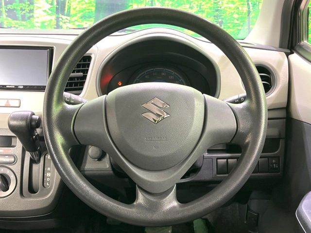 �C���e���A�ɍ��킹���f�U�C���̃X�e�A�����O�́A�^�]�������̂��Ƃ��l���A�^�]���₷���`��A�傫���ł��B�����x�A���ۂɐG���Ă��m���߂��������B