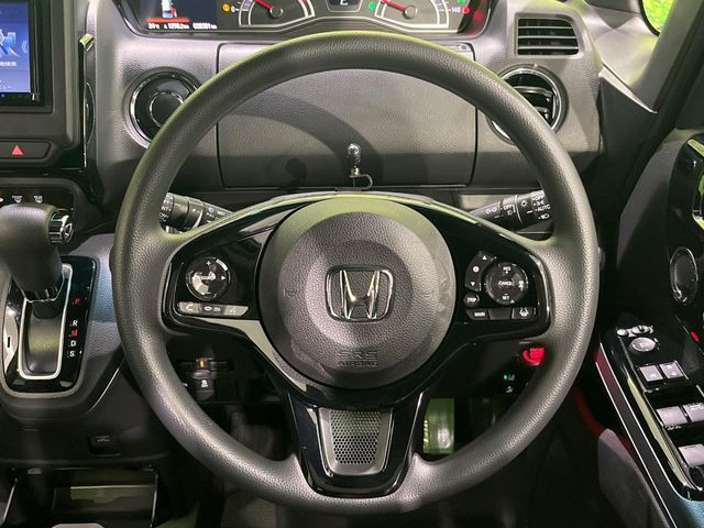 �C���e���A�ɍ��킹���f�U�C���̃X�e�A�����O�́A�^�]�������̂��Ƃ��l���A�^�]���₷���`��A�傫���ł��B�����x�A���ۂɐG���Ă��m���߂��������B