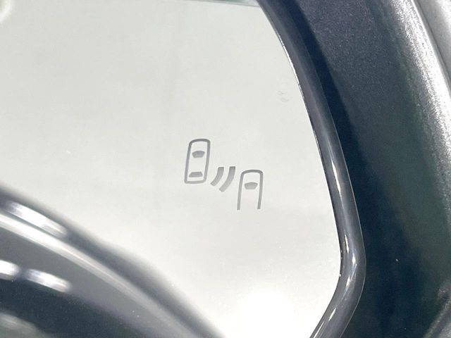 【ブラインドスポットモニター】走行中、ドアミラーの死角になりやすい箇所に後続車が接近するとサイドミラーのレンズに警告を表示!ドライバーに注意喚起をしてくれます。