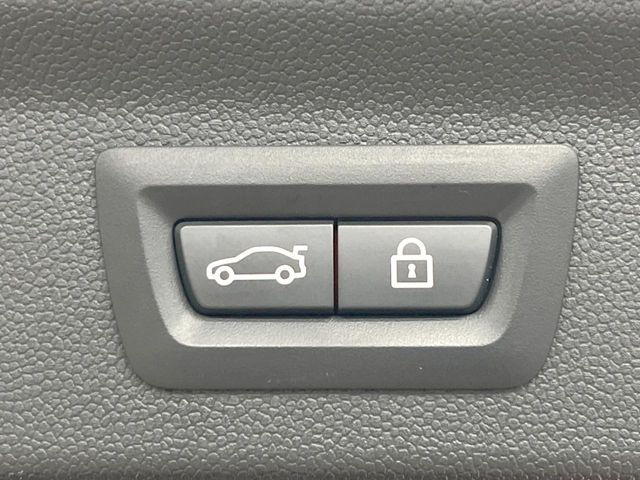 ●電動リアゲート:ワンタッチでリアゲートの開閉ができ、荷物などで両手が塞がっている状態でも簡単に開閉ができる便利機能です。