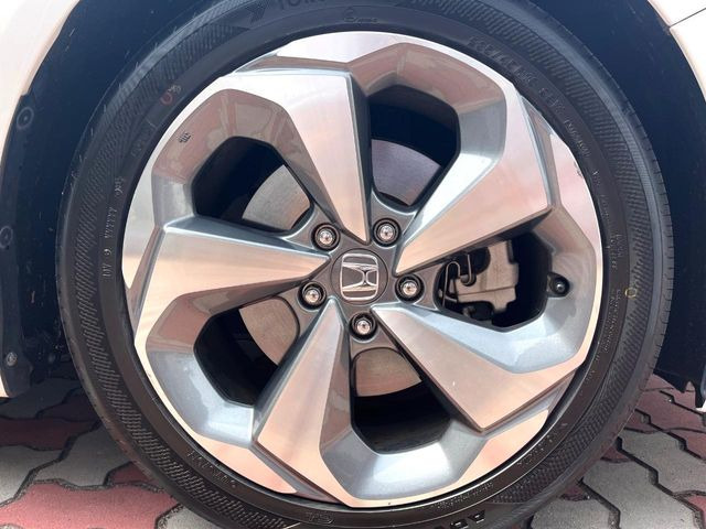 �y����18�C���`�A���~�z�C�[���z�O�ςɃ}�b�`���������A���~�z�C�[���𑕒����Ă���܂��B�e��ЊO�A���~�z�C�[����A�X�^�b�h���X�^�C�����戵�����Ă���܂��B���񂲑��k����������