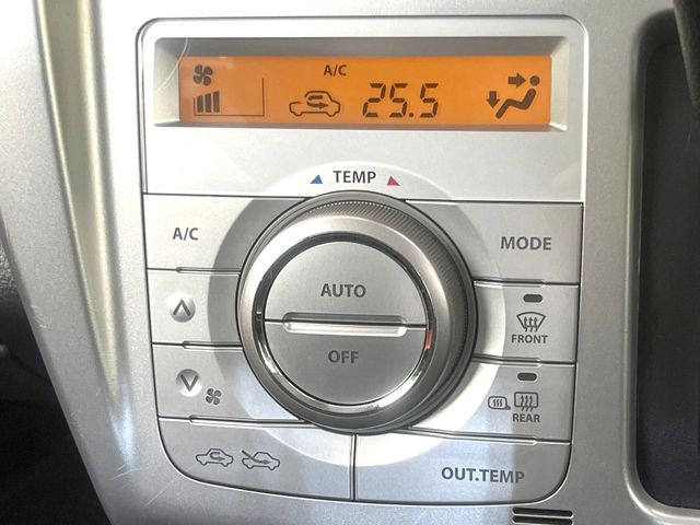 【オートエアコン】一度お好みの温度に設定すれば、車内の温度を検知し風量や温度を自動で調整。暑い&hellip;寒い&hellip;と何度もスイッチ操作をする必要はありません。快適な車内空間には必須の機能ですね♪