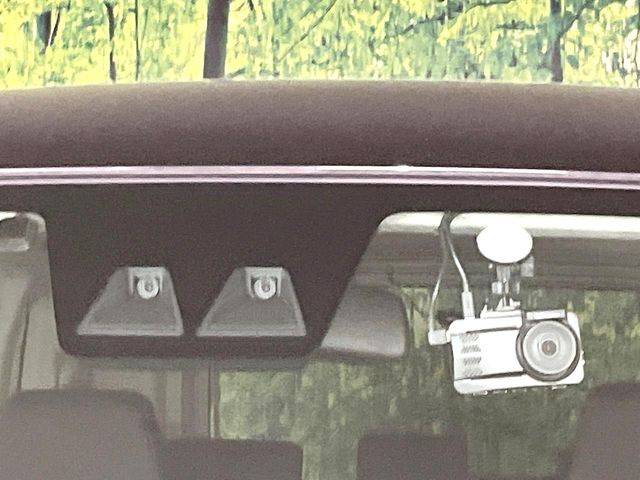 【スマートアシスト】走行中に前方の車両等を認識し、衝突しそうな時は警報とブレーキで衝突回避と被害軽減をアシスト。より安全にドライブをお楽しみいただけます。