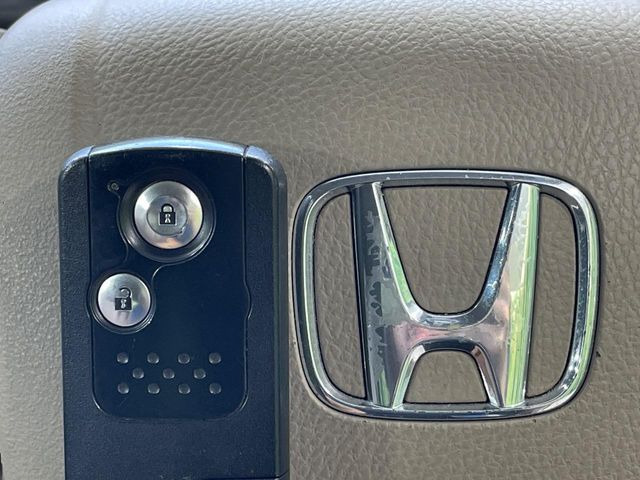 �yHonda�X�}�[�g�L�[�z�J�o����|�P�b�g�ɓ��ꂽ�܂܂ł��h�A�̎{���E�������\�ȃX�}�[�g�L�[�𑕔��B�G���W���̃I���E�I�t�����J�M�����o���K�v����������Ƃ��Ă��֗��ł���