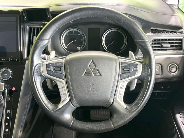 �C���e���A�ɍ��킹���f�U�C���̃X�e�A�����O�́A�^�]�������̂��Ƃ��l���A�^�]���₷���`��A�傫���ł��B�����x�A���ۂɐG���Ă��m���߂��������B