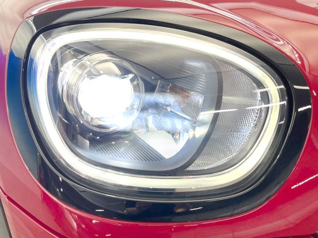 ●LEDヘッドライト:夜間走行時も良好な視界を確保し安心して運転できる高輝度LEDヘッドライトを装備!点灯速度が早く、消費電力も抑えられています。