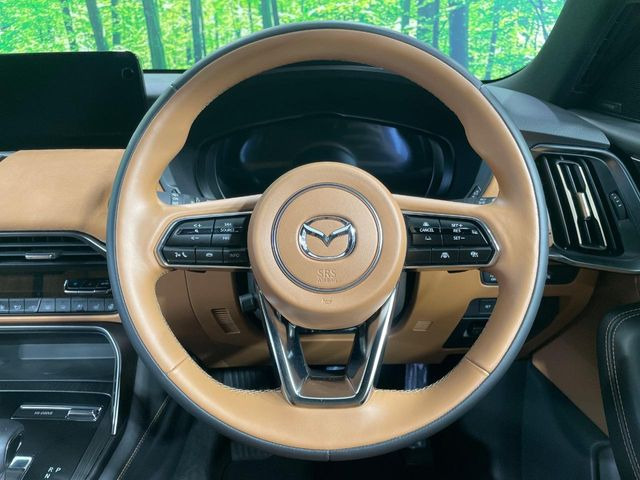 �C���e���A�ɍ��킹���f�U�C���̃X�e�A�����O�́A�^�]�������̂��Ƃ��l���A�^�]���₷���`��A�傫���ł��B�����x�A���ۂɐG���Ă��m���߂��������B