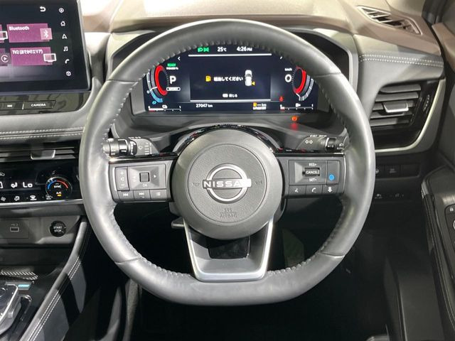 �C���e���A�ɍ��킹���f�U�C���̃X�e�A�����O�́A�^�]�������̂��Ƃ��l���A�^�]���₷���`��A�傫���ł��B�����x�A���ۂɐG���Ă��m���߂��������B