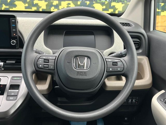 インテリアに合わせたデザインのステアリングは、運転される方のことも考え、運転しやすい形状、大きさです。是非一度、実際に触ってお確かめください。