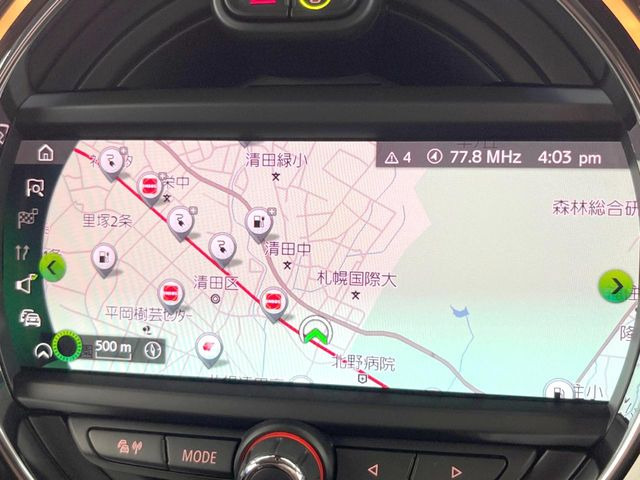 ●純正ナビ:一体感のあるナビは、高級感ある車内を演出してくれます。Bluetooth再生などオーディオ機能も充実しておりますので、運転もより楽しめます♪