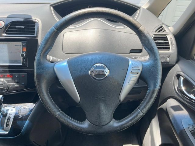 �C���e���A�ɍ��킹���f�U�C���̃X�e�A�����O�́A�^�]�������̂��Ƃ��l���A�^�]���₷���`��A�傫���ł��B�����x�A���ۂɐG���Ă��m���߂��������B