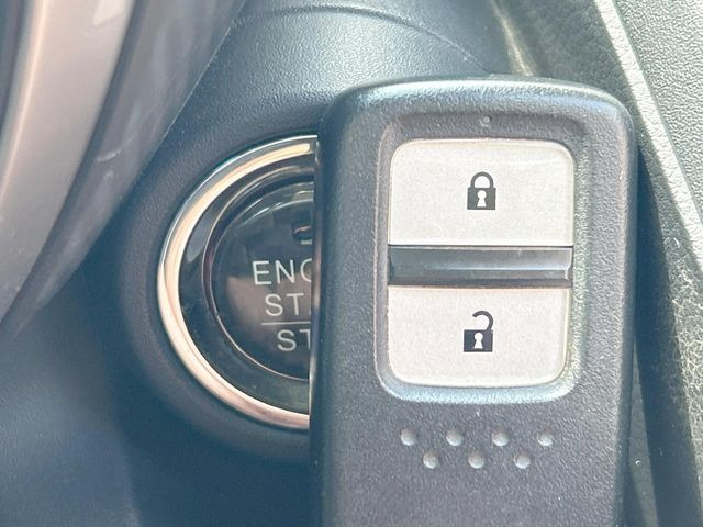 �yHonda�X�}�[�g�L�[�z�J�o����|�P�b�g�ɓ��ꂽ�܂܂ł��h�A�̎{���E�������\�ȃX�}�[�g�L�[�𑕔��B�G���W���̃I���E�I�t�����J�M�����o���K�v����������Ƃ��Ă��֗��ł���