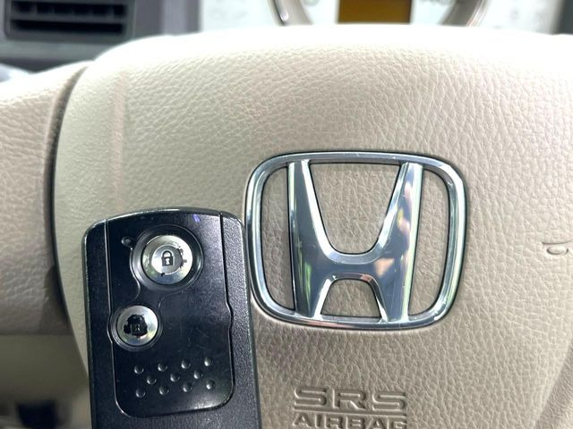 �yHonda�X�}�[�g�L�[�z�J�o����|�P�b�g�ɓ��ꂽ�܂܂ł��h�A�̎{���E�������\�ȃX�}�[�g�L�[�𑕔��B�G���W���̃I���E�I�t�����J�M�����o���K�v����������Ƃ��Ă��֗��ł���