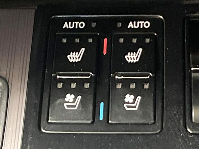 【シートベンチレーション】夏場は涼しい風でお尻や背中の熱やムレを防ぎ、冬はエアコンよりも早く温まってポカポカに!レザーシートにうれしい装備で、季節を問わず快適に過ごせます。