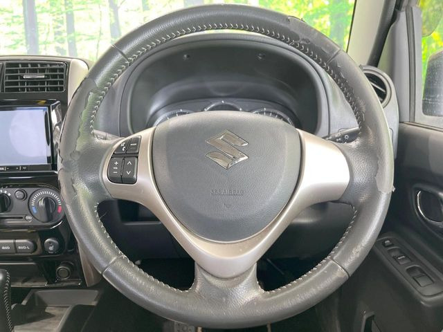 �C���e���A�ɍ��킹���f�U�C���̃X�e�A�����O�́A�^�]�������̂��Ƃ��l���A�^�]���₷���`��A�傫���ł��B�����x�A���ۂɐG���Ă��m���߂��������B
