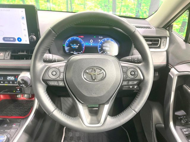 【純正革巻きステアリング】上質な革を使用することで、手にしっかり馴染みとても運転しやすいハンドルです♪