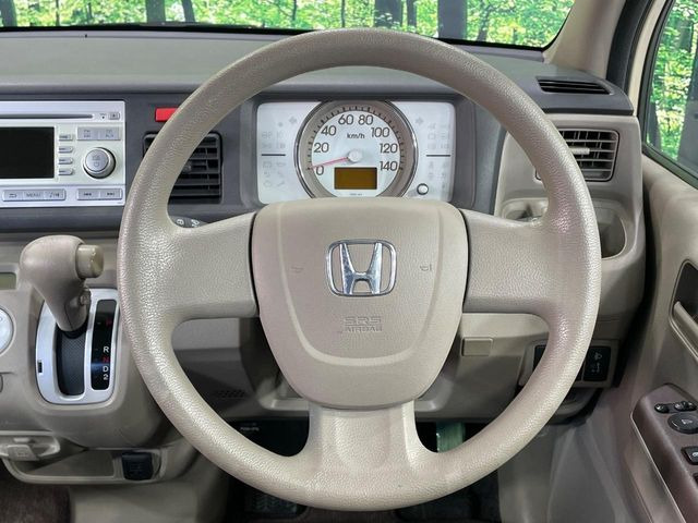 �C���e���A�ɍ��킹���f�U�C���̃X�e�A�����O�́A�^�]�������̂��Ƃ��l���A�^�]���₷���`��A�傫���ł��B�����x�A���ۂɐG���Ă��m���߂��������B