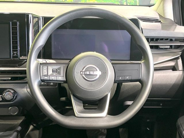 �C���e���A�ɍ��킹���f�U�C���̃X�e�A�����O�́A�^�]�������̂��Ƃ��l���A�^�]���₷���`��A�傫���ł��B�����x�A���ۂɐG���Ă��m���߂��������B