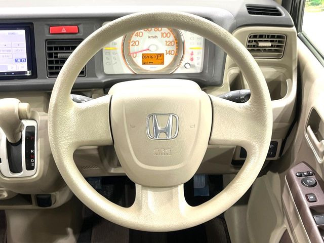 �C���e���A�ɍ��킹���f�U�C���̃X�e�A�����O�́A�^�]�������̂��Ƃ��l���A�^�]���₷���`��A�傫���ł��B�����x�A���ۂɐG���Ă��m���߂��������B