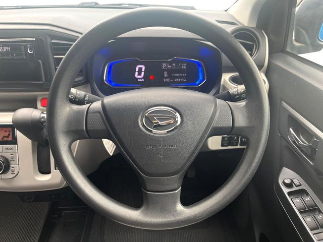 �C���e���A�ɍ��킹���f�U�C���̃X�e�A�����O�́A�^�]�������̂��Ƃ��l���A�^�]���₷���`��A�傫���ł��B�����x�A���ۂɐG���Ă��m���߂��������B