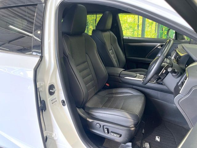 運転席シート廻りは使用感も少なく、良好な状態となっています。前オーナー様が丁寧に使っていたことがよくわかりますね。