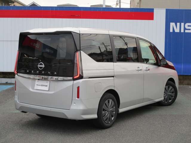 セレナ2.0 XV 助手席スライドアップシート