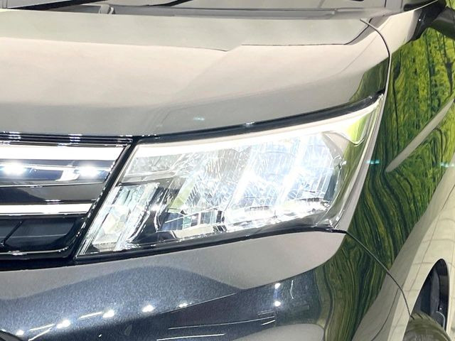 【LEDヘッドライト】悪天候や夜間走行時も良好な視界を確保し安心して運転できる高輝度LEDヘッドライトを装備!点灯速度が早く、消費電力も抑えられています。