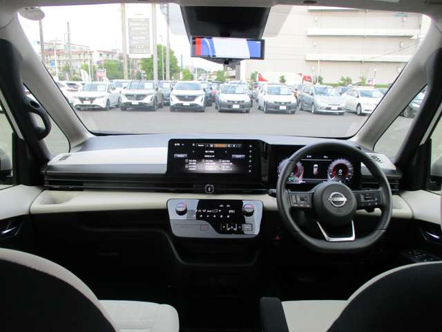 セレナ2.0 XV 助手席スライドアップシート