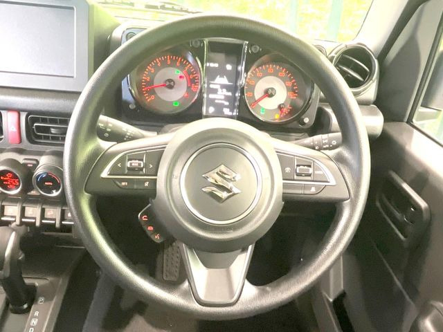 �C���e���A�ɍ��킹���f�U�C���̃X�e�A�����O�́A�^�]�������̂��Ƃ��l���A�^�]���₷���`��A�傫���ł��B�����x�A���ۂɐG���Ă��m���߂��������B