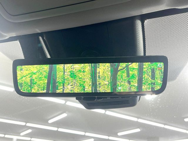 【デジタルインナーミラー】後席の大きな荷物や同乗者で後方が確認しづらい時でも安心!カメラが撮影した車両後方の映像をルームミラー内に表示。クリアな視界で状況の確認が可能です!