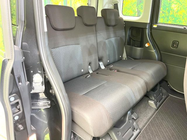 後部座席も気になるようなキズ・汚れやへたり等、大きなダメージはなく、良好な状態です。