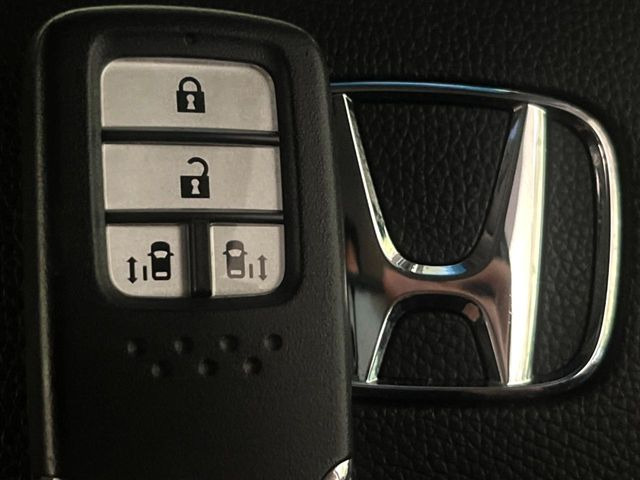 �yHonda�X�}�[�g�L�[�z�J�o����|�P�b�g�ɓ��ꂽ�܂܂ł��h�A�̎{���E�������\�ȃX�}�[�g�L�[�𑕔��B�G���W���̃I���E�I�t�����J�M�����o���K�v����������Ƃ��Ă��֗��ł���