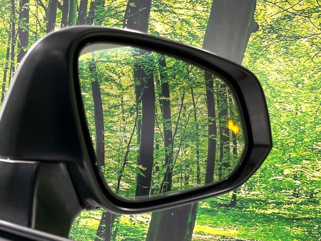 【ブラインドスポットモニター】走行中、ドアミラーの死角になりやすい箇所に後続車が接近するとサイドミラーのレンズに警告を表示!ドライバーに注意喚起をしてくれます。