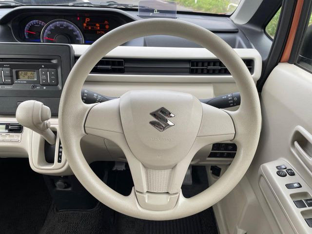 �C���e���A�ɍ��킹���f�U�C���̃X�e�A�����O�́A�^�]�������̂��Ƃ��l���A�^�]���₷���`��A�傫���ł��B�����x�A���ۂɐG���Ă��m���߂��������B
